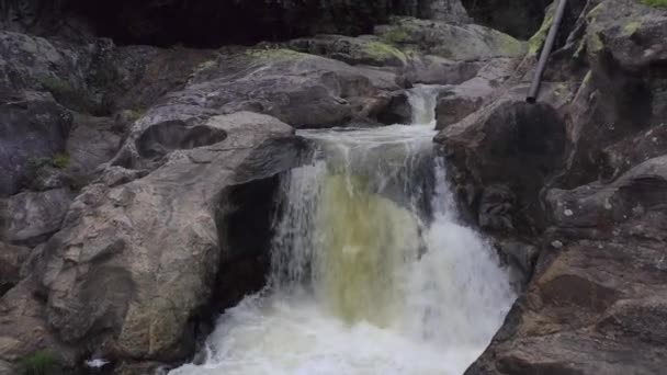 Bella Cascata Tra Pietre Fiume Montagna Con Tubo Centrale Idroelettrica — Video Stock