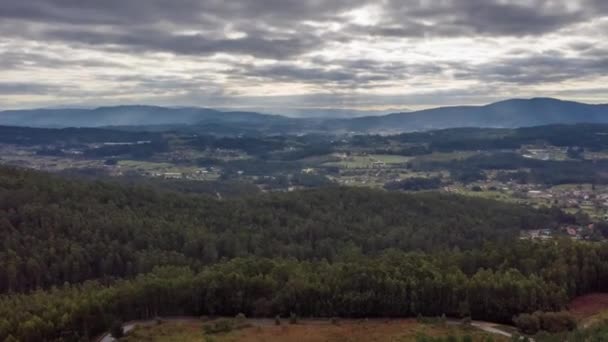 Moln Som Flyger Över Ett Vackert Bergslandskap — Stockvideo