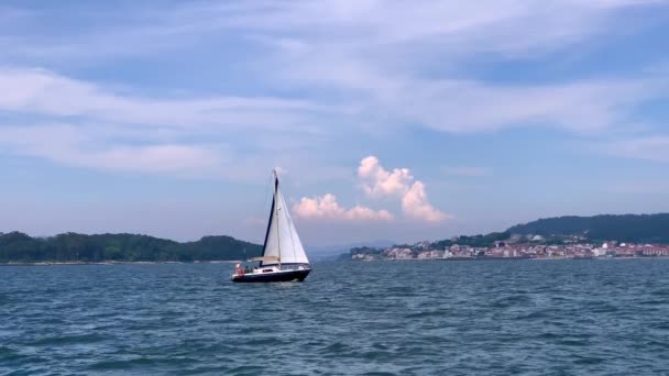 Yelkenli Bir Yattan Deniz Manzaralı Ağır Çekimde — Stok video