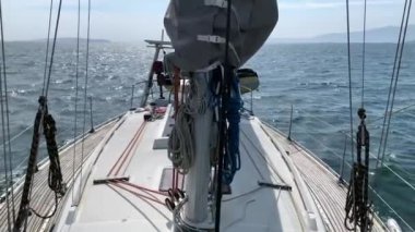 Yelkenli bir yattan deniz manzaralı 4k yelkenli yarışı sırasında