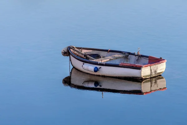 Weißes Hölzernes Fischerboot Ruhiger See — Stockfoto