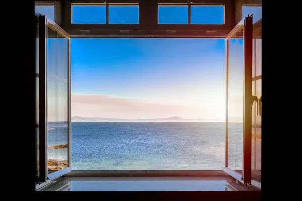 Uitzicht Vanuit Een Donkere Kamer Zee Bij Zonsondergang Door Een — Stockfoto