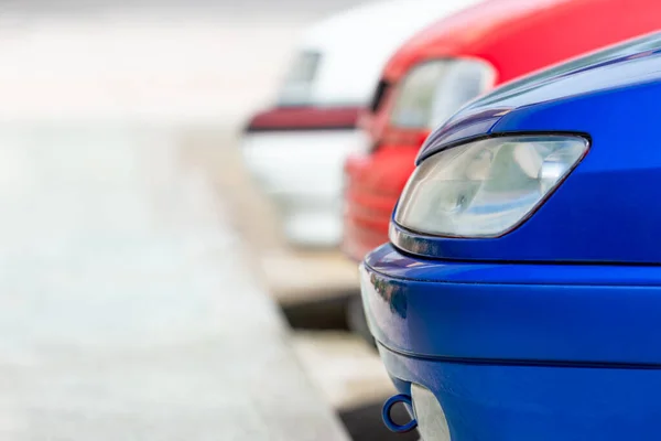 Синя Червона Біла Машина Припаркована Рядку Вулиці Крупним Планом — стокове фото