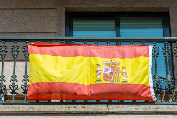 临街的住宅景观阳台上的西班牙国旗 — 图库照片
