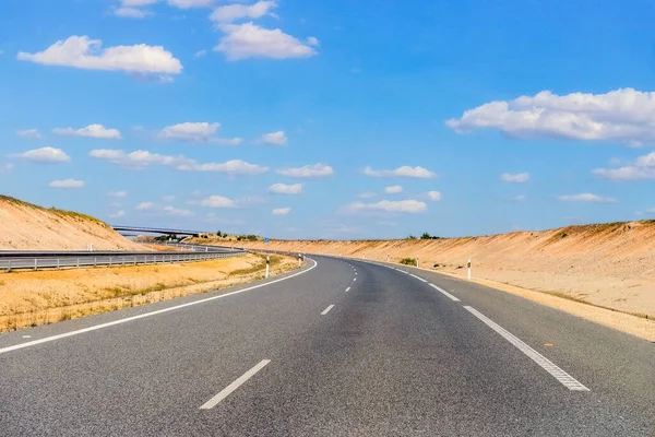 天気の良い日は雲に覆われた青い空に向かって空の高速道路 — ストック写真
