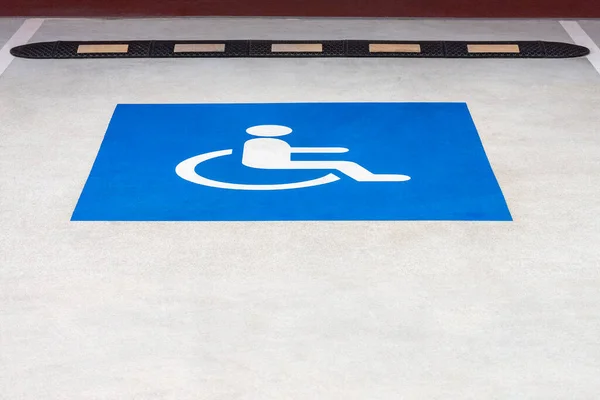 Signalisation Routière Bleue Stationnement Handicapés Sur Asphalte Dans Parking Public — Photo