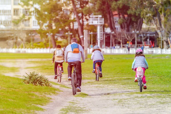 Famiglia Con Due Figlie Sella Alle Biciclette Parco Cittadino Mantenendo — Foto Stock