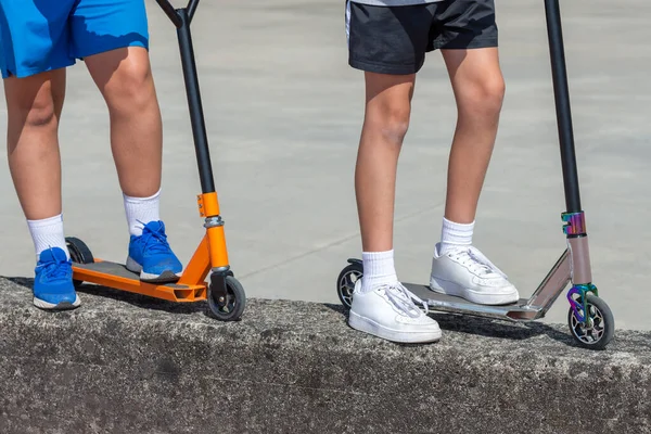 Pieds Enfants Sur Des Scooters Multicolores Deux Enfants Gros Plan — Photo