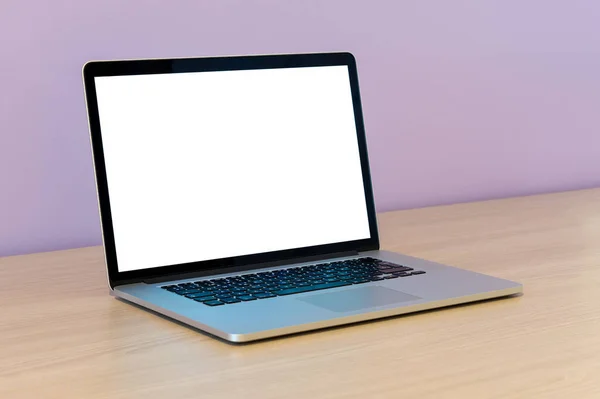 Offener Laptop Auf Einem Holztisch Vor Fliederfarbener Wand Büro — Stockfoto