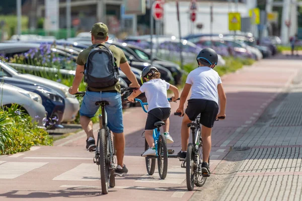 Vista Posteriore Uomo Con Bambini Bicicletta Una Pista Ciclabile Città — Foto Stock