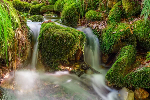 Imagen Borrosa Una Pequeña Cascada Río Primer Plano Larga Exposición — Foto de Stock