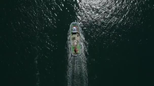 Bateau Pêche Flottant Dans Mer Vomissant Surf Blanc Pêcheur Travaillant — Video