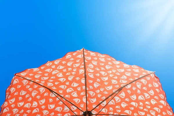 Ljus Orange Strand Paraply Mot Klarblå Himmel Upplyst Solens Strålar — Stockfoto