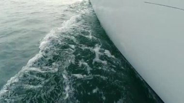 Pruvadaki yatın güvertesinden bak, yaklaş. Yeşil deniz ve dalgalarla yan manzara. Kavram, yaşam tarzı ve özgürlük. Yavaş çekim