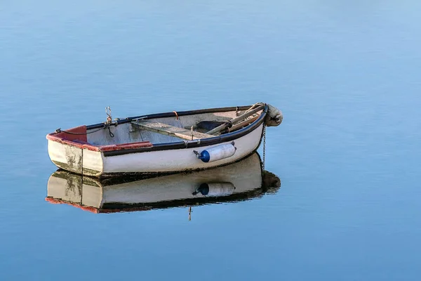 Weiße Hölzerne Fischerboot Einem Ruhigen Blauen Meer — Stockfoto