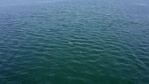  vue aérienne de la surface du tir à l'eau de mer depuis un drone