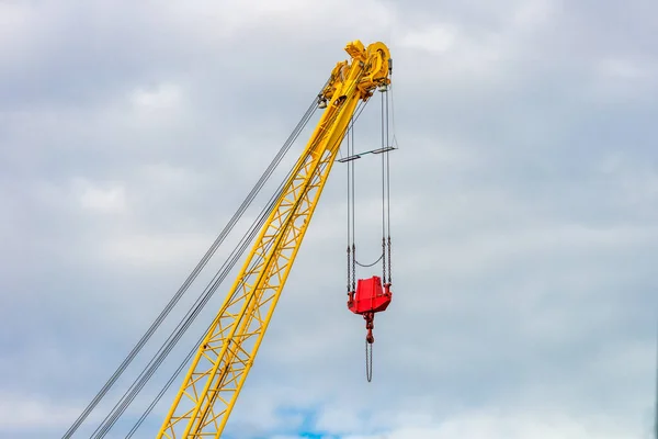 Flecha Amarilla Una Grúa Industrial Contra Cielo —  Fotos de Stock