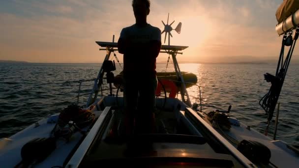 Matroos Een Zeilboot Bij Zonsondergang Schemertijd Zee Backlight Schieten Tocht — Stockvideo