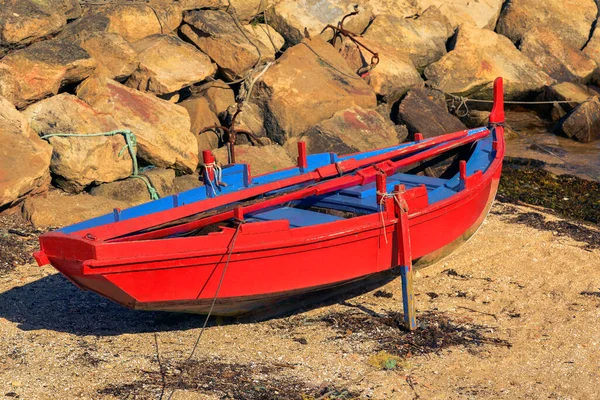 夕日に浮かぶ赤い木の漁船の姿は — ストック写真