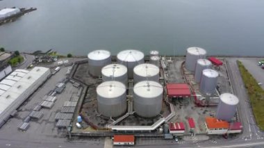 Bir limanda yakıt için bir endüstriyel tankın havadan görüntüsü, İHA 'dan ateş ediliyor.