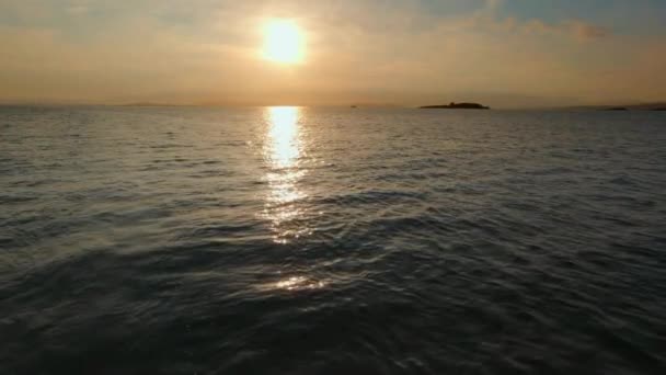 Κυματισμούς Στο Νερό Του Ωκεανού Κατά Διάρκεια Ενός Όμορφου Ηλιοβασιλέματος — Αρχείο Βίντεο