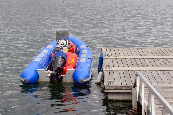 Blaues Schlauchboot Holzsteg Festgemacht — Stockfoto