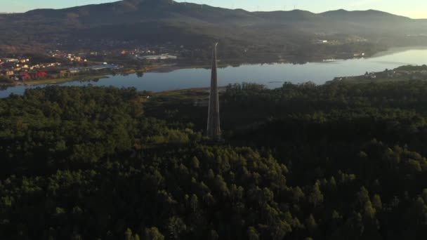 Antenn Utsikt Över Bron Över Floden Ovanifrån Skytte Från Drönare — Stockvideo