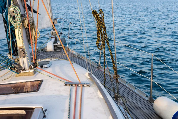 Вид Море Палуби Білої Вітрильної Яхти Концепція Круїзних Подорожей Морський — стокове фото