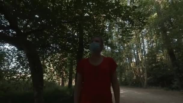 Attraktiv Ung Kvinna Promenader Skogen Med Medicinsk Mask Ansiktet Begreppet — Stockvideo