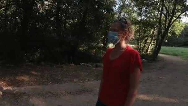 Attraktiv Ung Kvinna Går Skogen Medicinsk Mask Ansiktet Begreppet Karantän — Stockvideo