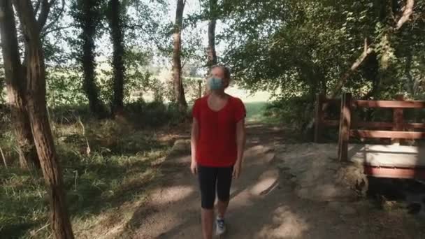 Attraktiv Ung Kvinna Går Skogen Medicinsk Mask Ansiktet Begreppet Karantän — Stockvideo