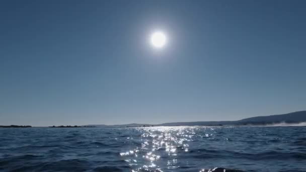 人们在蓝色的大海中迎着太阳骑着喷气式滑雪板 — 图库视频影像