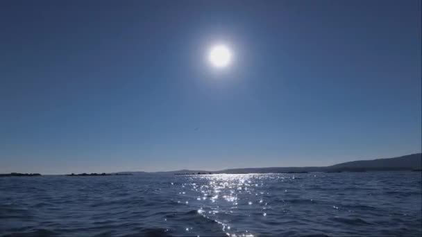 Mężczyzna Jeżdżący Nartach Wodnych Błękitnym Morzu Przed Słońcem — Wideo stockowe