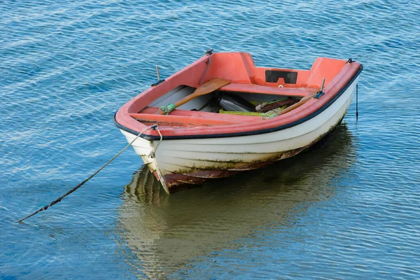海に停泊するモーターを備えた木製の漁船 穏やかな自然の風景 — ストック写真