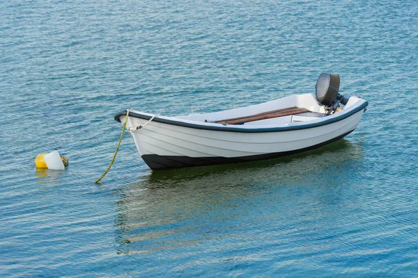 Barco Pesquero Madera Con Motor Anclado Mar Paisaje Natural Tranquilo — Foto de Stock