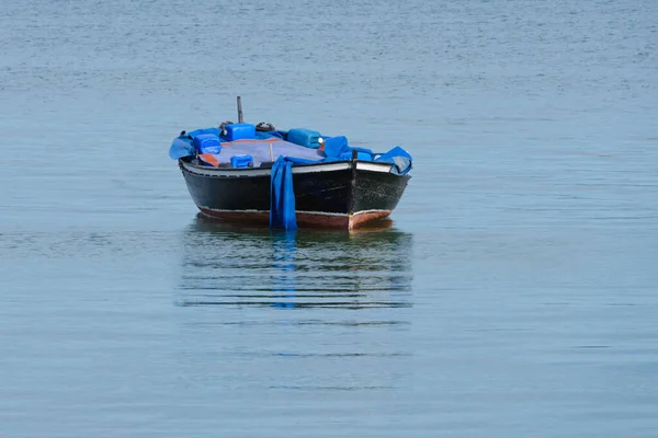 Träfiskebåt Med Motor Förankrad Havet Lugnt Naturlandskap — Stockfoto