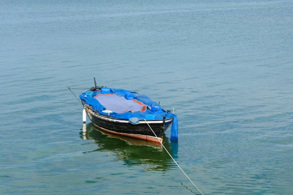 Hölzernes Fischerboot Mit Motor Meer Verankert Ruhige Naturlandschaft — Stockfoto