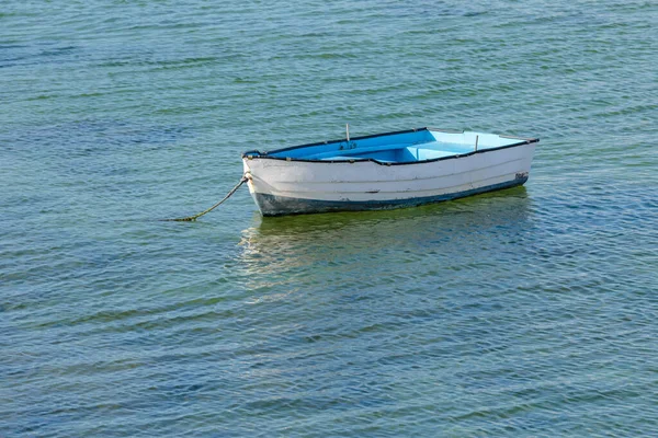 Hölzernes Fischerboot Mit Motor Meer Verankert Ruhige Naturlandschaft — Stockfoto