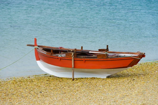 Rode Houten Vissersboot Droogt Aan Kust — Stockfoto