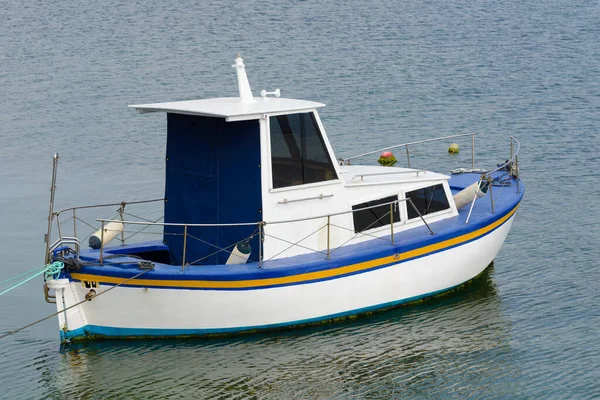 Barco Motor Pesca Branco Ancorado Mar — Fotografia de Stock