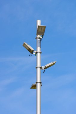 Mavi arka planda LED lambaları olan modern sokak lambası