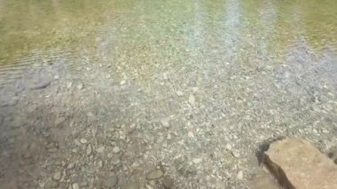 Nehirdeki su yüzeyi, üst görünüm, yavaş çekim, arkaplan