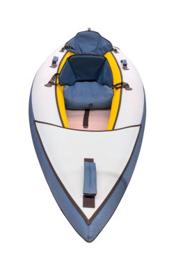 Şişme kano beyaz bir arkaplanda izole edilmiş.