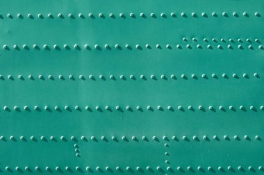 Bir sürü perçinli askeri metal yapı..