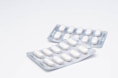 Beyaz arka planda iki hap paketi. Tıbbi, eczane, sağlık ve ilaç tasarımı, stok resimleri ve sağlıkla ilgili sunumlar için ideal.