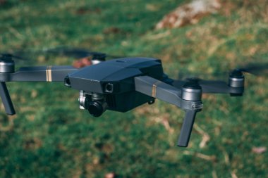 Çim üzerinde uçan uçak.