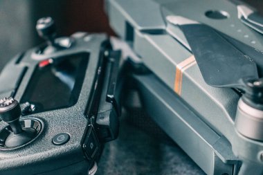 Drone ve denetleyicisi tarafında yakın çekim.