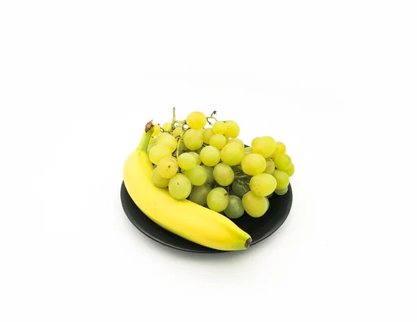 Bukiet Zielonych Winogron Bananów Talerzu Wyizolowanym Białym Tle — Zdjęcie stockowe