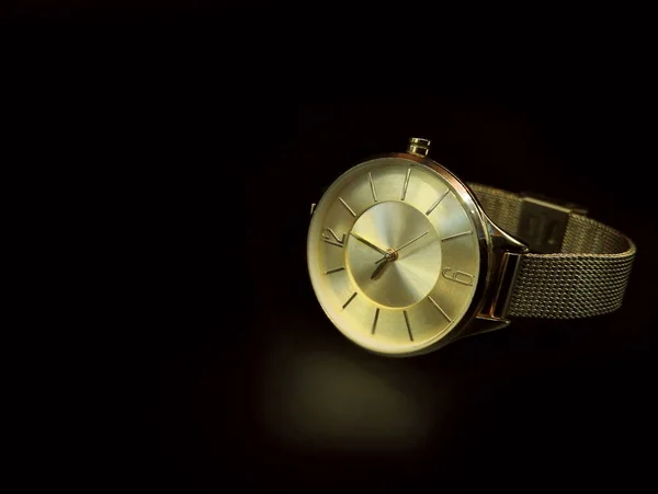 Relógio Ouro Fundo Preto — Fotografia de Stock