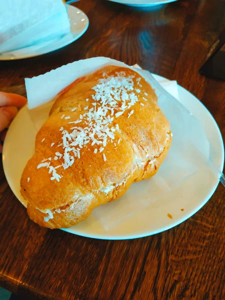 Croissant fresco em uma chapa em um café, visão superior, espaço de cópia . — Fotografia de Stock